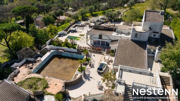 Propriété d'exception à Grimaud ? 600 m² de potentiel avec 3 piscines et plus de 7000 m² de terrain