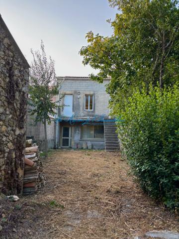 QUISSAC, idéal investisseur, maison de village F3/F4 plus local commercial sur 320 m² de terrain