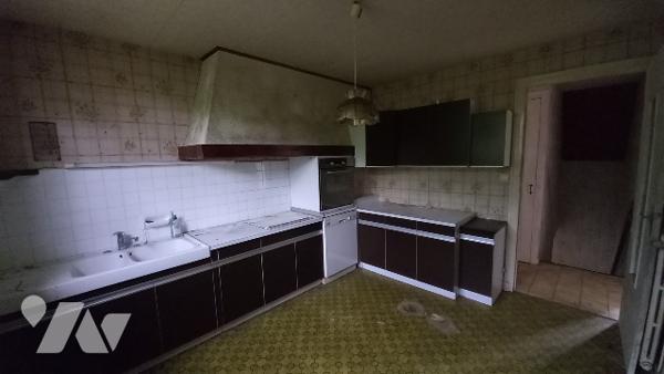 Un pavillon de plain-pied en lotissement.