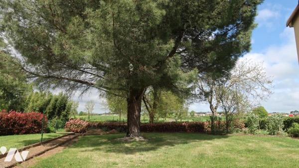 LA MEILLERAIE TILLAY, LUMINEUSE ET FONCTIONNELLE MAISON D'HABITATION DE PLAIN-PIED DE 2008.