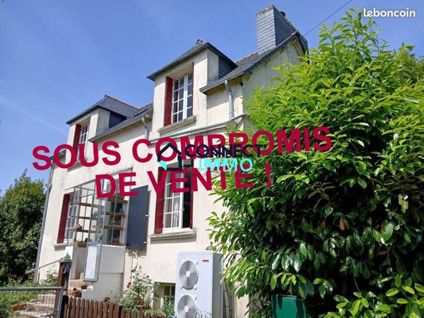 Maison individuelle avec un grand terrain attenant.