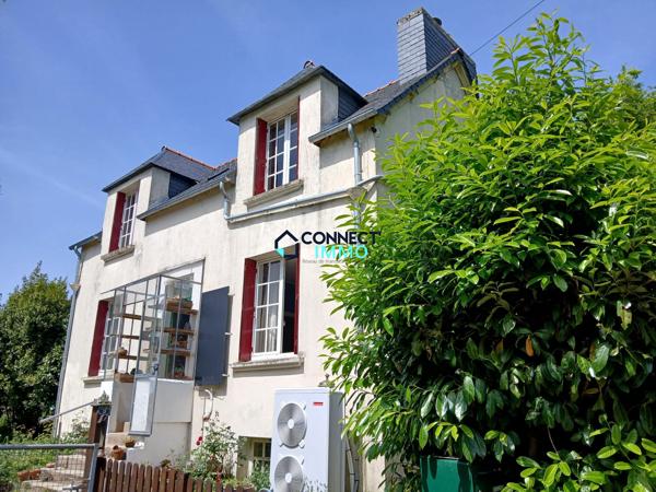 Maison individuelle avec un grand terrain attenant.