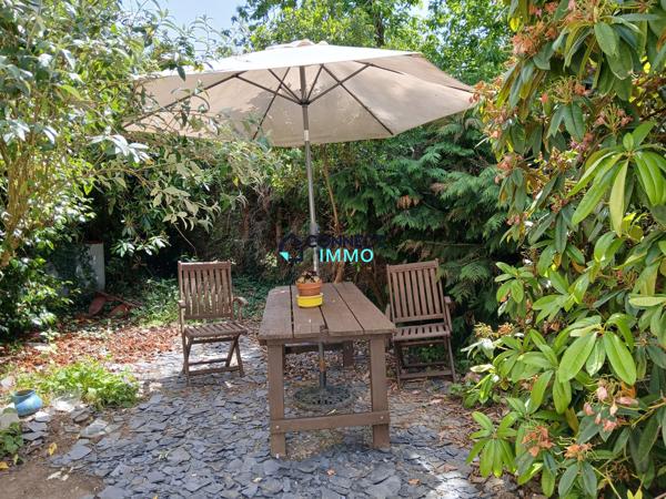 Maison individuelle avec un grand terrain attenant.