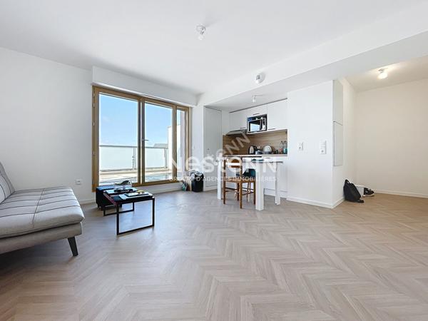 A vendre Agers les hauts de Saint Aubin à 2 minutes à pieds de l'arrêt de tramway Hauts de Saint Aubin, appartement type 2, avant dernier étage, une chambre, cuisine aménagée équipée ouverte sur le séjour donnant sur terrasse plus place de parking en sous