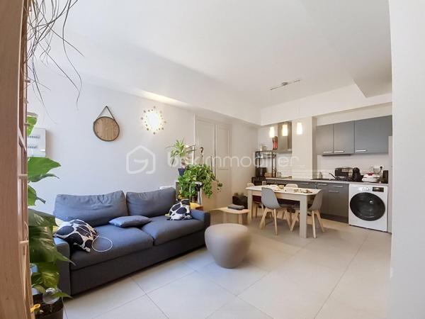 🏡 COUP DE CŒUR – Maison de ville en triplex au cœur de Saint-Jean-de-Losne

62 m² – Aucun travaux à prévoir

À la recherche d’un bien prêt à vivre ou prêt à louer, idéalement situé au cœur de Saint-Jean-de-Losne ?

Cette charmante maison de ville de 62 m² pourrait bien retenir votre attention !

Dès l’entrée, vous découvrirez un espace fonctionnel avec un grand placard de rangement, idéal pour organiser le quotidien.

Vous poursuivrez vers une agréable pièce de vie composée d’un salon-séjour ouvert sur une cuisine équipée, créant un espace convivial et chaleureux avec également un grand placard de rangement.

Au premier étage, une première chambre avec placard vous attend, accompagnée d’une salle d’eau entièrement rénovée, moderne et fonctionnelle avec fenêtre.

Au deuxième étage, vous découvrirez deux chambres supplémentaires, dont l’une bénéficie d’un placard.

Une cave complète ce bien, offrant un espace de stockage appréciable.

Les atouts qui font la différence :  Cuisine équipée,  salle d’eau entièrement rénovée, fenêtres PVC double vitrage, volets roulants électriques, électricité en bon état, aucun travaux à prévoir, cave, taxe foncière 364 €.
Situation idéale en plein cœur de Saint-Jean-de-Losne

Un bien intéressant pour un investissement :

Pour un investisseur, cette maison représente également une belle opportunité : elle peut être louée environ 600 € hors charges par mois, avec l’avantage d’un bien ne nécessitant pas de travaux avant sa mise en location.

Que vous soyez investisseur à la recherche d’un placement serein ou une famille souhaitant s’installer dans un logement fonctionnel au cœur de la ville, cette maison offre une belle combinaison de confort, de praticité et de potentiel.