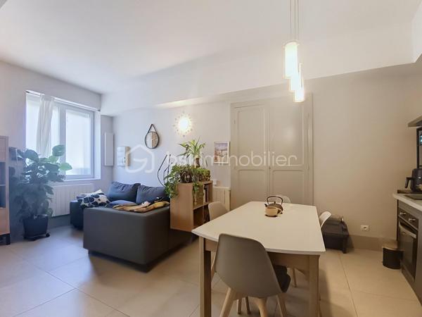 🏡 COUP DE CŒUR – Maison de ville en triplex au cœur de Saint-Jean-de-Losne

62 m² – Aucun travaux à prévoir

À la recherche d’un bien prêt à vivre ou prêt à louer, idéalement situé au cœur de Saint-Jean-de-Losne ?

Cette charmante maison de ville de 62 m² pourrait bien retenir votre attention !

Dès l’entrée, vous découvrirez un espace fonctionnel avec un grand placard de rangement, idéal pour organiser le quotidien.

Vous poursuivrez vers une agréable pièce de vie composée d’un salon-séjour ouvert sur une cuisine équipée, créant un espace convivial et chaleureux avec également un grand placard de rangement.

Au premier étage, une première chambre avec placard vous attend, accompagnée d’une salle d’eau entièrement rénovée, moderne et fonctionnelle avec fenêtre.

Au deuxième étage, vous découvrirez deux chambres supplémentaires, dont l’une bénéficie d’un placard.

Une cave complète ce bien, offrant un espace de stockage appréciable.

Les atouts qui font la différence :  Cuisine équipée,  salle d’eau entièrement rénovée, fenêtres PVC double vitrage, volets roulants électriques, électricité en bon état, aucun travaux à prévoir, cave, taxe foncière 364 €.
Situation idéale en plein cœur de Saint-Jean-de-Losne

Un bien intéressant pour un investissement :

Pour un investisseur, cette maison représente également une belle opportunité : elle peut être louée environ 600 € hors charges par mois, avec l’avantage d’un bien ne nécessitant pas de travaux avant sa mise en location.

Que vous soyez investisseur à la recherche d’un placement serein ou une famille souhaitant s’installer dans un logement fonctionnel au cœur de la ville, cette maison offre une belle combinaison de confort, de praticité et de potentiel.