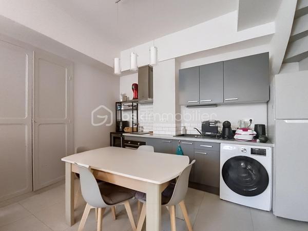🏡 COUP DE CŒUR – Maison de ville en triplex au cœur de Saint-Jean-de-Losne

62 m² – Aucun travaux à prévoir

À la recherche d’un bien prêt à vivre ou prêt à louer, idéalement situé au cœur de Saint-Jean-de-Losne ?

Cette charmante maison de ville de 62 m² pourrait bien retenir votre attention !

Dès l’entrée, vous découvrirez un espace fonctionnel avec un grand placard de rangement, idéal pour organiser le quotidien.

Vous poursuivrez vers une agréable pièce de vie composée d’un salon-séjour ouvert sur une cuisine équipée, créant un espace convivial et chaleureux avec également un grand placard de rangement.

Au premier étage, une première chambre avec placard vous attend, accompagnée d’une salle d’eau entièrement rénovée, moderne et fonctionnelle avec fenêtre.

Au deuxième étage, vous découvrirez deux chambres supplémentaires, dont l’une bénéficie d’un placard.

Une cave complète ce bien, offrant un espace de stockage appréciable.

Les atouts qui font la différence :  Cuisine équipée,  salle d’eau entièrement rénovée, fenêtres PVC double vitrage, volets roulants électriques, électricité en bon état, aucun travaux à prévoir, cave, taxe foncière 364 €.
Situation idéale en plein cœur de Saint-Jean-de-Losne

Un bien intéressant pour un investissement :

Pour un investisseur, cette maison représente également une belle opportunité : elle peut être louée environ 600 € hors charges par mois, avec l’avantage d’un bien ne nécessitant pas de travaux avant sa mise en location.

Que vous soyez investisseur à la recherche d’un placement serein ou une famille souhaitant s’installer dans un logement fonctionnel au cœur de la ville, cette maison offre une belle combinaison de confort, de praticité et de potentiel.