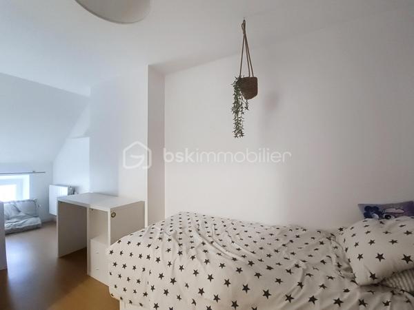 🏡 COUP DE CŒUR – Maison de ville en triplex au cœur de Saint-Jean-de-Losne

62 m² – Aucun travaux à prévoir

À la recherche d’un bien prêt à vivre ou prêt à louer, idéalement situé au cœur de Saint-Jean-de-Losne ?

Cette charmante maison de ville de 62 m² pourrait bien retenir votre attention !

Dès l’entrée, vous découvrirez un espace fonctionnel avec un grand placard de rangement, idéal pour organiser le quotidien.

Vous poursuivrez vers une agréable pièce de vie composée d’un salon-séjour ouvert sur une cuisine équipée, créant un espace convivial et chaleureux avec également un grand placard de rangement.

Au premier étage, une première chambre avec placard vous attend, accompagnée d’une salle d’eau entièrement rénovée, moderne et fonctionnelle avec fenêtre.

Au deuxième étage, vous découvrirez deux chambres supplémentaires, dont l’une bénéficie d’un placard.

Une cave complète ce bien, offrant un espace de stockage appréciable.

Les atouts qui font la différence :  Cuisine équipée,  salle d’eau entièrement rénovée, fenêtres PVC double vitrage, volets roulants électriques, électricité en bon état, aucun travaux à prévoir, cave, taxe foncière 364 €.
Situation idéale en plein cœur de Saint-Jean-de-Losne

Un bien intéressant pour un investissement :

Pour un investisseur, cette maison représente également une belle opportunité : elle peut être louée environ 600 € hors charges par mois, avec l’avantage d’un bien ne nécessitant pas de travaux avant sa mise en location.

Que vous soyez investisseur à la recherche d’un placement serein ou une famille souhaitant s’installer dans un logement fonctionnel au cœur de la ville, cette maison offre une belle combinaison de confort, de praticité et de potentiel.