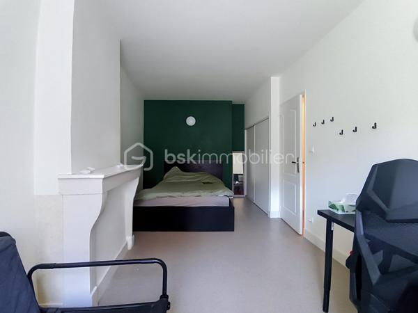 🏡 COUP DE CŒUR – Maison de ville en triplex au cœur de Saint-Jean-de-Losne

62 m² – Aucun travaux à prévoir

À la recherche d’un bien prêt à vivre ou prêt à louer, idéalement situé au cœur de Saint-Jean-de-Losne ?

Cette charmante maison de ville de 62 m² pourrait bien retenir votre attention !

Dès l’entrée, vous découvrirez un espace fonctionnel avec un grand placard de rangement, idéal pour organiser le quotidien.

Vous poursuivrez vers une agréable pièce de vie composée d’un salon-séjour ouvert sur une cuisine équipée, créant un espace convivial et chaleureux avec également un grand placard de rangement.

Au premier étage, une première chambre avec placard vous attend, accompagnée d’une salle d’eau entièrement rénovée, moderne et fonctionnelle avec fenêtre.

Au deuxième étage, vous découvrirez deux chambres supplémentaires, dont l’une bénéficie d’un placard.

Une cave complète ce bien, offrant un espace de stockage appréciable.

Les atouts qui font la différence :  Cuisine équipée,  salle d’eau entièrement rénovée, fenêtres PVC double vitrage, volets roulants électriques, électricité en bon état, aucun travaux à prévoir, cave, taxe foncière 364 €.
Situation idéale en plein cœur de Saint-Jean-de-Losne

Un bien intéressant pour un investissement :

Pour un investisseur, cette maison représente également une belle opportunité : elle peut être louée environ 600 € hors charges par mois, avec l’avantage d’un bien ne nécessitant pas de travaux avant sa mise en location.

Que vous soyez investisseur à la recherche d’un placement serein ou une famille souhaitant s’installer dans un logement fonctionnel au cœur de la ville, cette maison offre une belle combinaison de confort, de praticité et de potentiel.