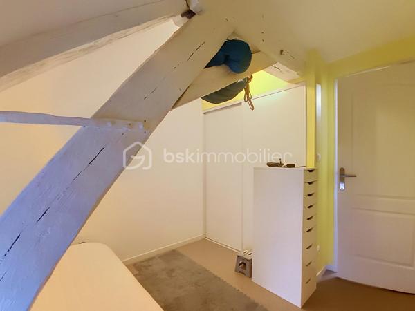 🏡 COUP DE CŒUR – Maison de ville en triplex au cœur de Saint-Jean-de-Losne

62 m² – Aucun travaux à prévoir

À la recherche d’un bien prêt à vivre ou prêt à louer, idéalement situé au cœur de Saint-Jean-de-Losne ?

Cette charmante maison de ville de 62 m² pourrait bien retenir votre attention !

Dès l’entrée, vous découvrirez un espace fonctionnel avec un grand placard de rangement, idéal pour organiser le quotidien.

Vous poursuivrez vers une agréable pièce de vie composée d’un salon-séjour ouvert sur une cuisine équipée, créant un espace convivial et chaleureux avec également un grand placard de rangement.

Au premier étage, une première chambre avec placard vous attend, accompagnée d’une salle d’eau entièrement rénovée, moderne et fonctionnelle avec fenêtre.

Au deuxième étage, vous découvrirez deux chambres supplémentaires, dont l’une bénéficie d’un placard.

Une cave complète ce bien, offrant un espace de stockage appréciable.

Les atouts qui font la différence :  Cuisine équipée,  salle d’eau entièrement rénovée, fenêtres PVC double vitrage, volets roulants électriques, électricité en bon état, aucun travaux à prévoir, cave, taxe foncière 364 €.
Situation idéale en plein cœur de Saint-Jean-de-Losne

Un bien intéressant pour un investissement :

Pour un investisseur, cette maison représente également une belle opportunité : elle peut être louée environ 600 € hors charges par mois, avec l’avantage d’un bien ne nécessitant pas de travaux avant sa mise en location.

Que vous soyez investisseur à la recherche d’un placement serein ou une famille souhaitant s’installer dans un logement fonctionnel au cœur de la ville, cette maison offre une belle combinaison de confort, de praticité et de potentiel.