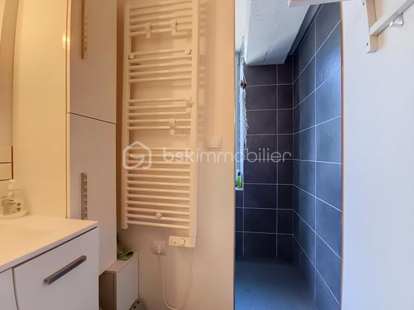 🏡 COUP DE CŒUR – Maison de ville en triplex au cœur de Saint-Jean-de-Losne

62 m² – Aucun travaux à prévoir

À la recherche d’un bien prêt à vivre ou prêt à louer, idéalement situé au cœur de Saint-Jean-de-Losne ?

Cette charmante maison de ville de 62 m² pourrait bien retenir votre attention !

Dès l’entrée, vous découvrirez un espace fonctionnel avec un grand placard de rangement, idéal pour organiser le quotidien.

Vous poursuivrez vers une agréable pièce de vie composée d’un salon-séjour ouvert sur une cuisine équipée, créant un espace convivial et chaleureux avec également un grand placard de rangement.

Au premier étage, une première chambre avec placard vous attend, accompagnée d’une salle d’eau entièrement rénovée, moderne et fonctionnelle avec fenêtre.

Au deuxième étage, vous découvrirez deux chambres supplémentaires, dont l’une bénéficie d’un placard.

Une cave complète ce bien, offrant un espace de stockage appréciable.

Les atouts qui font la différence :  Cuisine équipée,  salle d’eau entièrement rénovée, fenêtres PVC double vitrage, volets roulants électriques, électricité en bon état, aucun travaux à prévoir, cave, taxe foncière 364 €.
Situation idéale en plein cœur de Saint-Jean-de-Losne

Un bien intéressant pour un investissement :

Pour un investisseur, cette maison représente également une belle opportunité : elle peut être louée environ 600 € hors charges par mois, avec l’avantage d’un bien ne nécessitant pas de travaux avant sa mise en location.

Que vous soyez investisseur à la recherche d’un placement serein ou une famille souhaitant s’installer dans un logement fonctionnel au cœur de la ville, cette maison offre une belle combinaison de confort, de praticité et de potentiel.