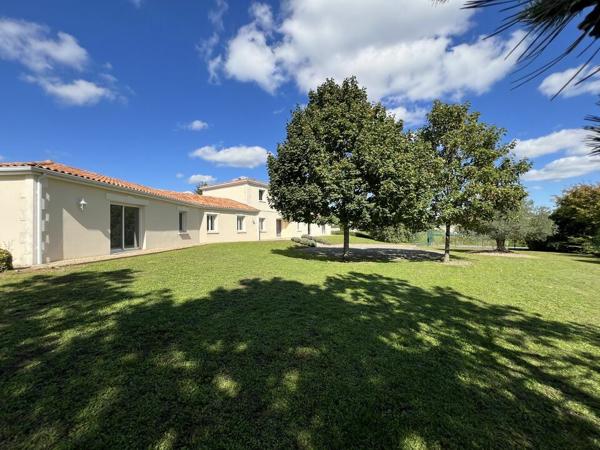 Immeuble de bureaux avec parking et parc arboré à vendre secteur COGNAC