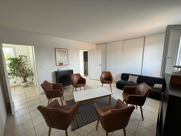 Immeuble de bureaux avec parking et parc arboré à vendre secteur COGNAC