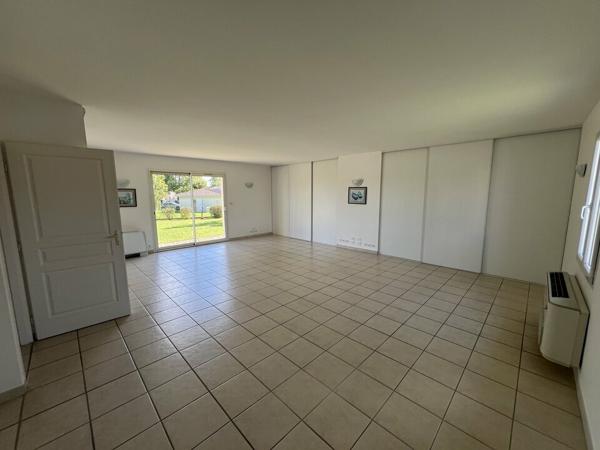 Immeuble de bureaux avec parking et parc arboré à vendre secteur COGNAC