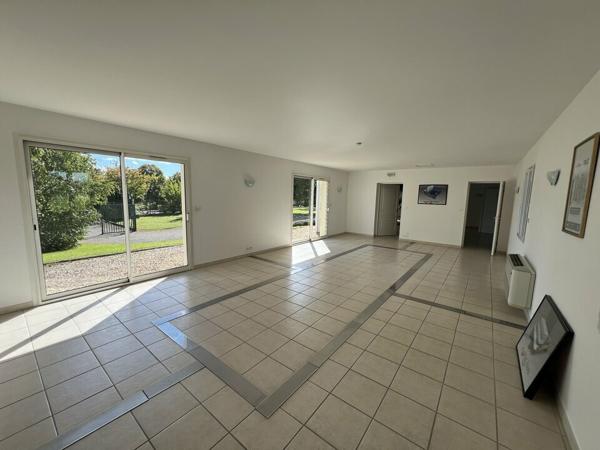 Immeuble de bureaux avec parking et parc arboré à vendre secteur COGNAC