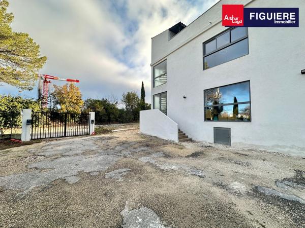 BUREAUX EN TRÈS BON ÉTAT À SAINT CANNAT EN LOCATION