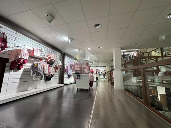 CHATEAUROUX - Hyper centre - Local commercial de 700 m² avec réserve.