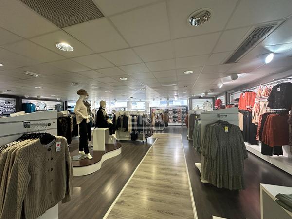 CHATEAUROUX - Hyper centre - Local commercial de 700 m² avec réserve.