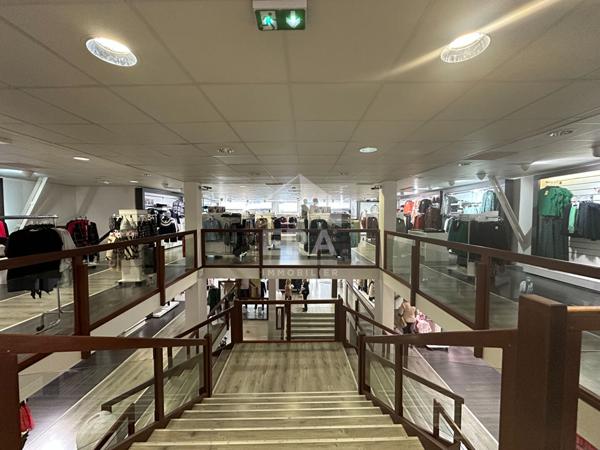 CHATEAUROUX - Hyper centre - Local commercial de 700 m² avec réserve.