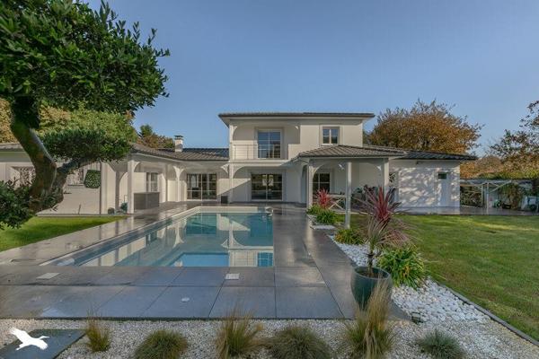 Maison à vendre 653 688 € Saint-Jean-d'Illac 6 p 187 m² DPE C