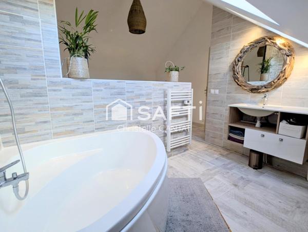 Maison composée de 2 appartements, cour, jardin.