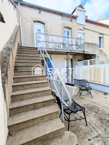 Maison composée de 2 appartements, cour, jardin.