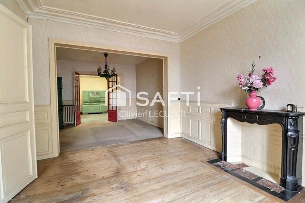 Maison bourgeoise principale d'environ 178 m2 habitables, 4 chambres, avec annexe de 142 m2, à rénover en intérieur, extérieur en très bon état . Cour.