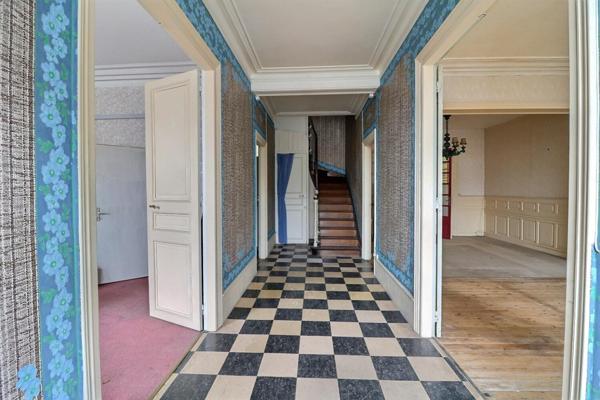 Maison bourgeoise principale d'environ 178 m2 habitables, 4 chambres, avec annexe de 142 m2, à rénover en intérieur, extérieur en très bon état . Cour.