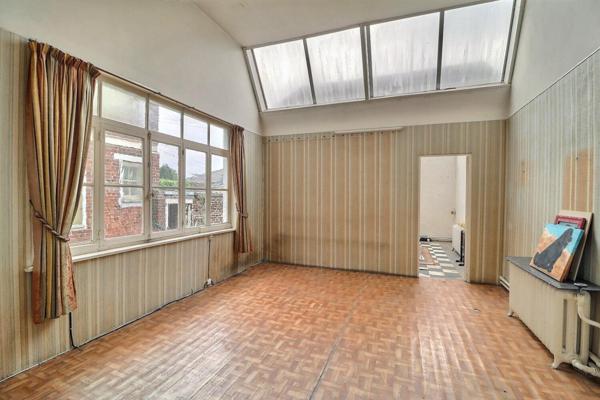 Maison bourgeoise principale d'environ 178 m2 habitables, 4 chambres, avec annexe de 142 m2, à rénover en intérieur, extérieur en très bon état . Cour.