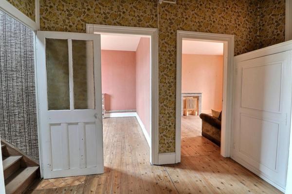 Maison bourgeoise principale d'environ 178 m2 habitables, 4 chambres, avec annexe de 142 m2, à rénover en intérieur, extérieur en très bon état . Cour.