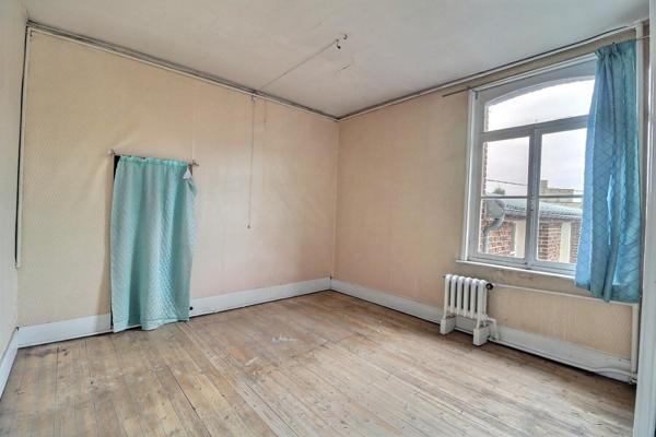 Maison bourgeoise principale d'environ 178 m2 habitables, 4 chambres, avec annexe de 142 m2, à rénover en intérieur, extérieur en très bon état . Cour.