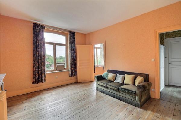 Maison bourgeoise principale d'environ 178 m2 habitables, 4 chambres, avec annexe de 142 m2, à rénover en intérieur, extérieur en très bon état . Cour.