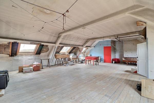 Maison bourgeoise principale d'environ 178 m2 habitables, 4 chambres, avec annexe de 142 m2, à rénover en intérieur, extérieur en très bon état . Cour.