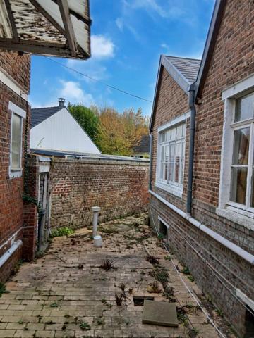 Maison bourgeoise principale d'environ 178 m2 habitables, 4 chambres, avec annexe de 142 m2, à rénover en intérieur, extérieur en très bon état . Cour.