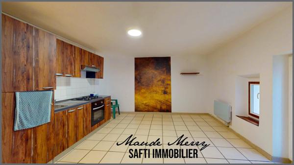 Immeuble de rapport composé de 3 lots - un local commercial de 20 m2 (qui peut être transformé en un studio) avec cave de 17 m2 - un studio de  20 m2 au 1er étage - un duplex de 47 m2 au 2ème étage