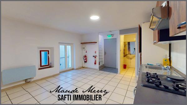 Immeuble de rapport composé de 3 lots - un local commercial de 20 m2 (qui peut être transformé en un studio) avec cave de 17 m2 - un studio de  20 m2 au 1er étage - un duplex de 47 m2 au 2ème étage