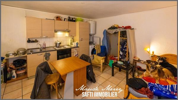 Immeuble de rapport composé de 3 lots - un local commercial de 20 m2 (qui peut être transformé en un studio) avec cave de 17 m2 - un studio de  20 m2 au 1er étage - un duplex de 47 m2 au 2ème étage