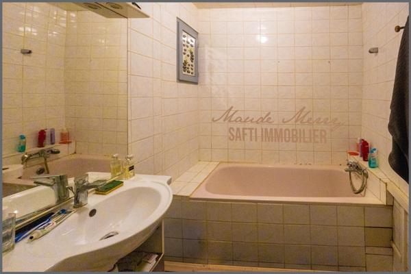 Immeuble de rapport composé de 3 lots - un local commercial de 20 m2 (qui peut être transformé en un studio) avec cave de 17 m2 - un studio de  20 m2 au 1er étage - un duplex de 47 m2 au 2ème étage