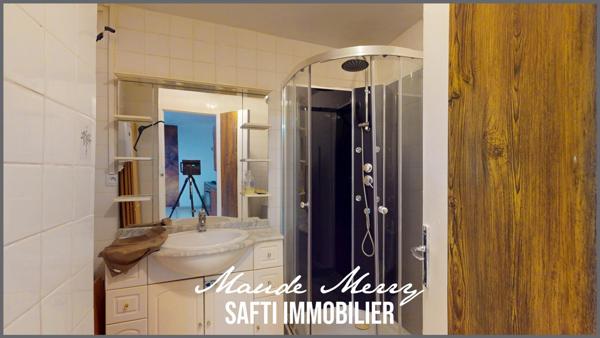 Immeuble de rapport composé de 3 lots - un local commercial de 20 m2 (qui peut être transformé en un studio) avec cave de 17 m2 - un studio de  20 m2 au 1er étage - un duplex de 47 m2 au 2ème étage