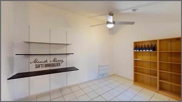 Immeuble de rapport composé de 3 lots - un local commercial de 20 m2 (qui peut être transformé en un studio) avec cave de 17 m2 - un studio de  20 m2 au 1er étage - un duplex de 47 m2 au 2ème étage