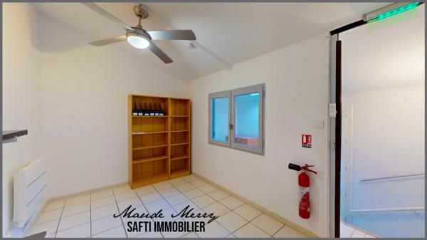 Immeuble de rapport composé de 3 lots - un local commercial de 20 m2 (qui peut être transformé en un studio) avec cave de 17 m2 - un studio de  20 m2 au 1er étage - un duplex de 47 m2 au 2ème étage