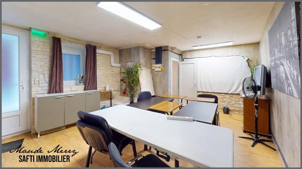 Immeuble de rapport composé de 3 lots - un local commercial de 20 m2 (qui peut être transformé en un studio) avec cave de 17 m2 - un studio de  20 m2 au 1er étage - un duplex de 47 m2 au 2ème étage