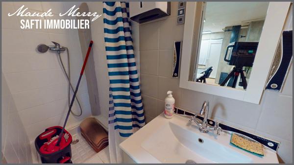 Immeuble de rapport composé de 3 lots - un local commercial de 20 m2 (qui peut être transformé en un studio) avec cave de 17 m2 - un studio de  20 m2 au 1er étage - un duplex de 47 m2 au 2ème étage