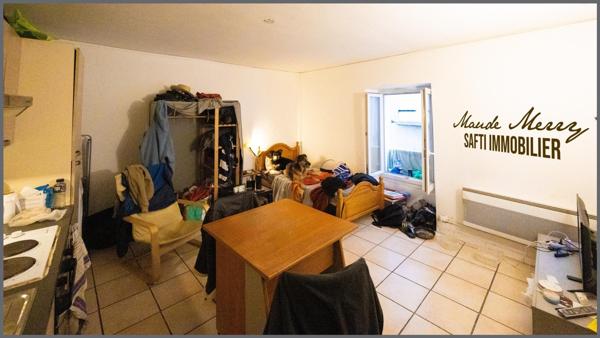 Immeuble de rapport composé de 3 lots - un local commercial de 20 m2 (qui peut être transformé en un studio) avec cave de 17 m2 - un studio de  20 m2 au 1er étage - un duplex de 47 m2 au 2ème étage