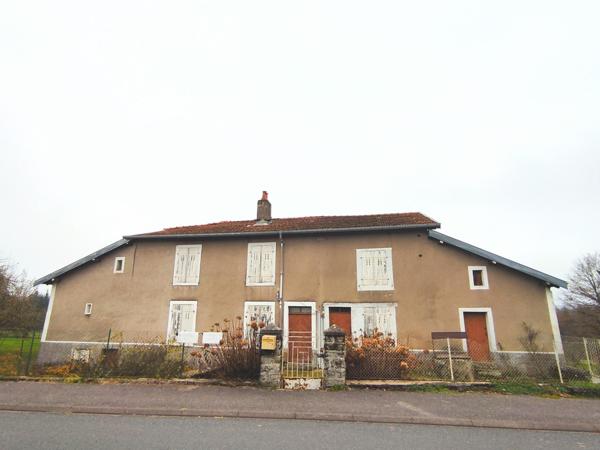 Spacieuse maison de campagne, pleine de caractère à rénover, en bordure de Darney