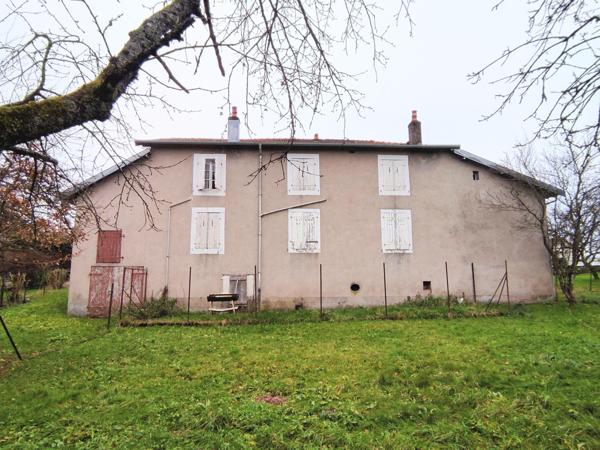 Spacieuse maison de campagne, pleine de caractère à rénover, en bordure de Darney