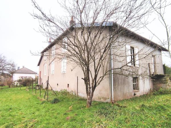 Spacieuse maison de campagne, pleine de caractère à rénover, en bordure de Darney