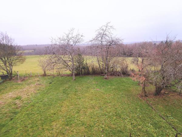 Spacieuse maison de campagne, pleine de caractère à rénover, en bordure de Darney