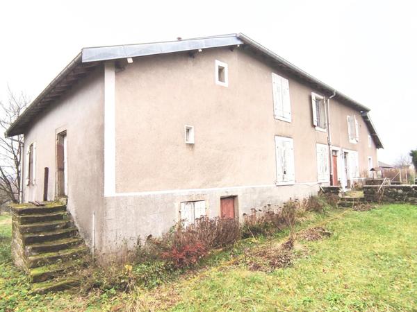 Spacieuse maison de campagne, pleine de caractère à rénover, en bordure de Darney