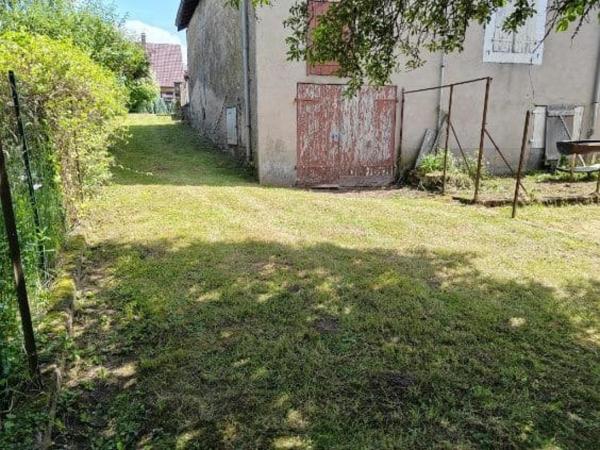 Spacieuse maison de campagne, pleine de caractère à rénover, en bordure de Darney